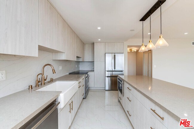 Building Photo - 2222 Ave of the Stars