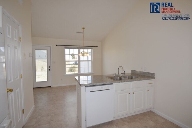 Building Photo - Adorable 2 bedroom 1-level duplex townhome in Smyrna close to Nissan, washer/dryer included!