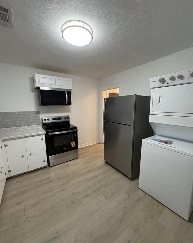Building Photo - Duplex - 2117