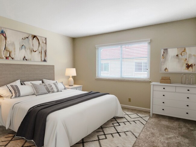 Building Photo - Updated Top Floor Corner Unit-Community Po...