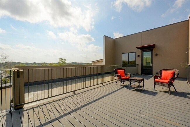 Building Photo - 206 E Live Oak St