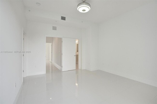 Building Photo - 516 SE 1st Cir