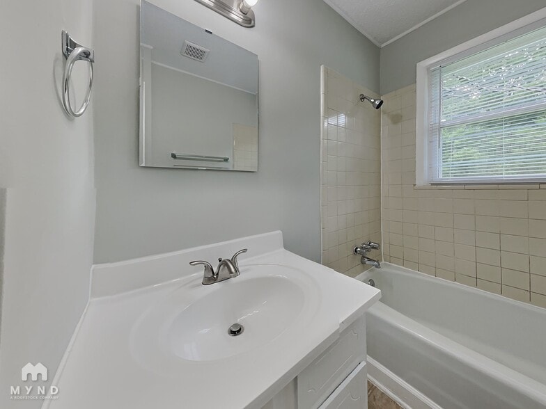 Building Photo - 621 E Centerview St