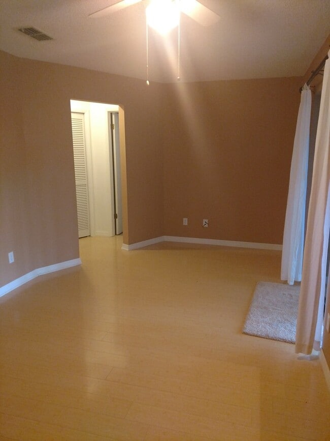 Building Photo - 3/2 in Westwood!