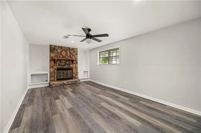 Building Photo - Single Family Residence