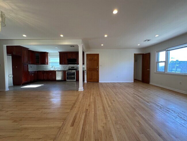 Building Photo - 33 E 51st St