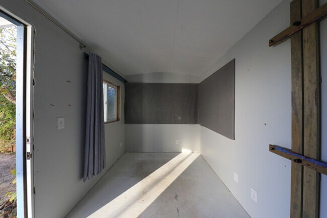 Building Photo - Spacious 3/2 with large yard