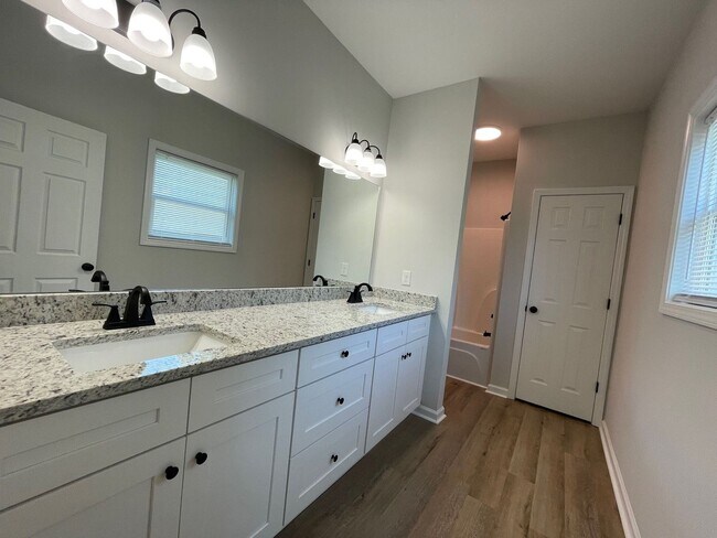 Building Photo - 5 Bed Home Available August 2026!