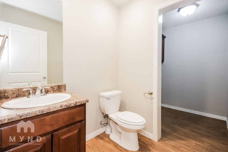 Building Photo - 313 W Thurman St