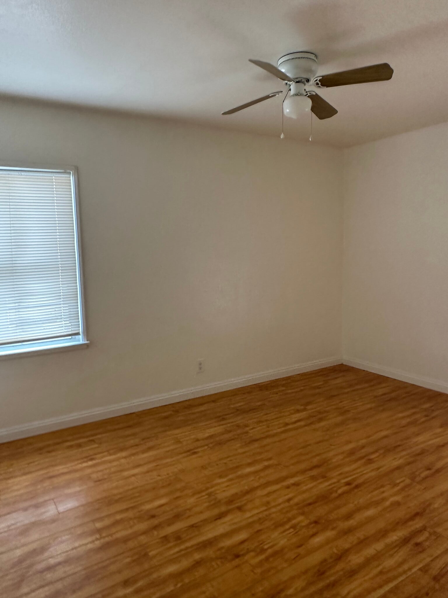 bedroom - 1522 N Sycamore St