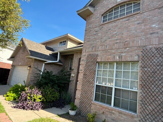 Building Photo - 3507 San Roman St