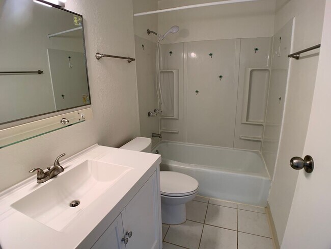 Building Photo - Mililani  - Rare 4 bedroom with upgraded kitchen/bathroom & large living/dining room