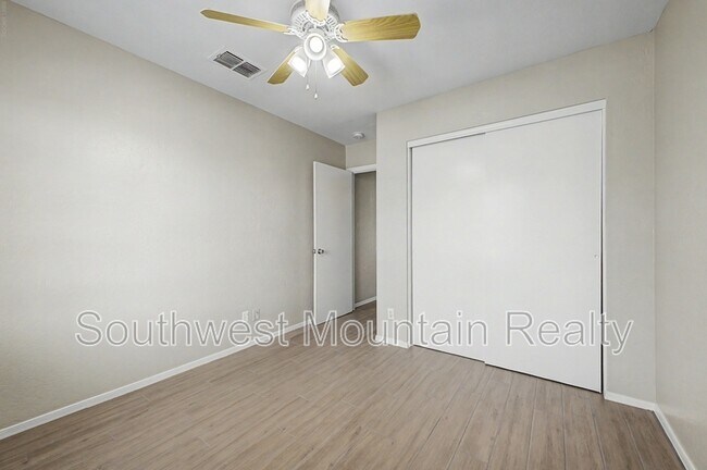 Building Photo - 2272 E Remington Pl