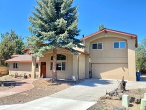 Building Photo - Quiet Cul-De-Sac Studio Apartment
