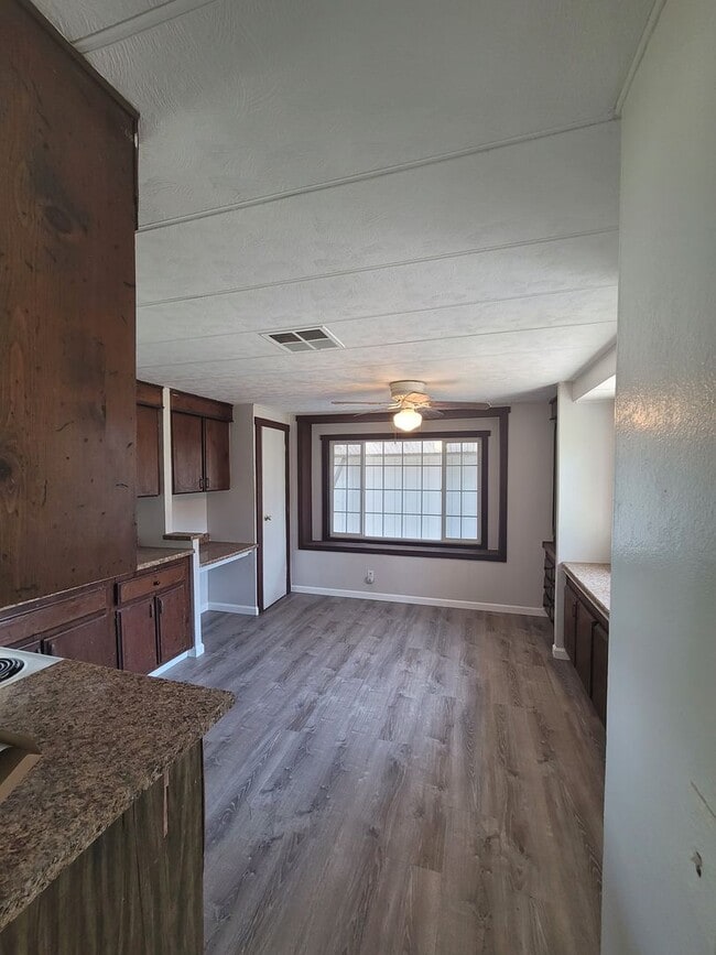 Building Photo - Cozy 2-Bedroom Home with Huge Garage in Kn...