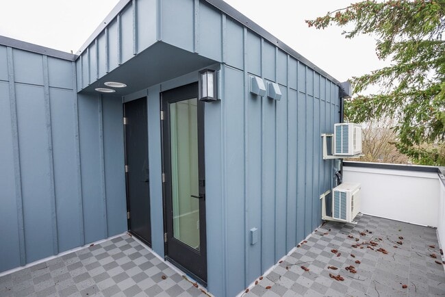 Building Photo - One year old townhome