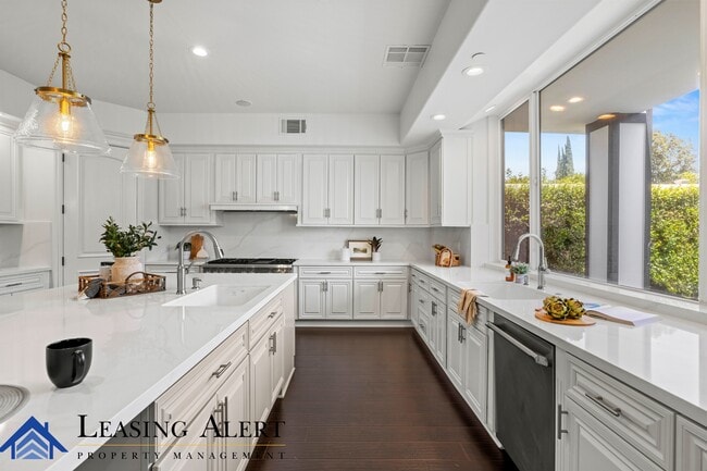 Building Photo - 5011 Hayvenhurst Ave