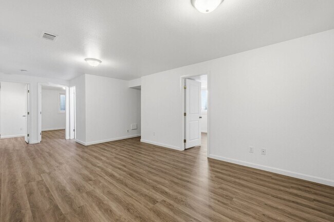 Building Photo - 4 bedroom / 2 bath / Beautifully Updated