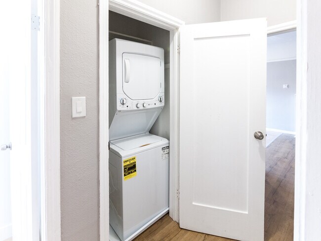 Building Photo - 209 N Berendo St