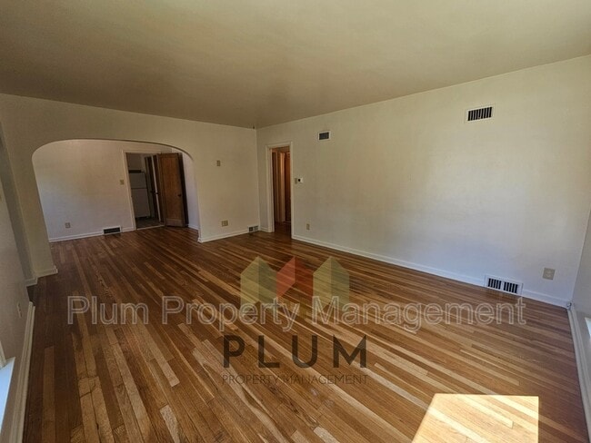 Building Photo - 407 S 5th St E