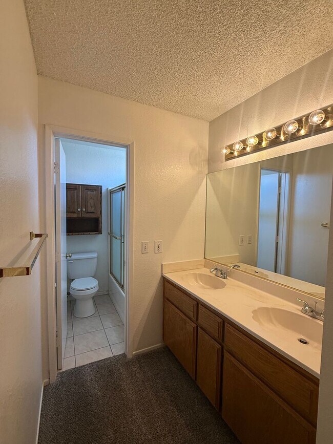 Building Photo - Silverlake's Home- 3 Bedrooms, 2 Bathrooms...