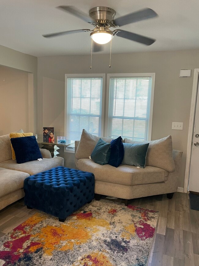 Building Photo - 755 Cascade Dr