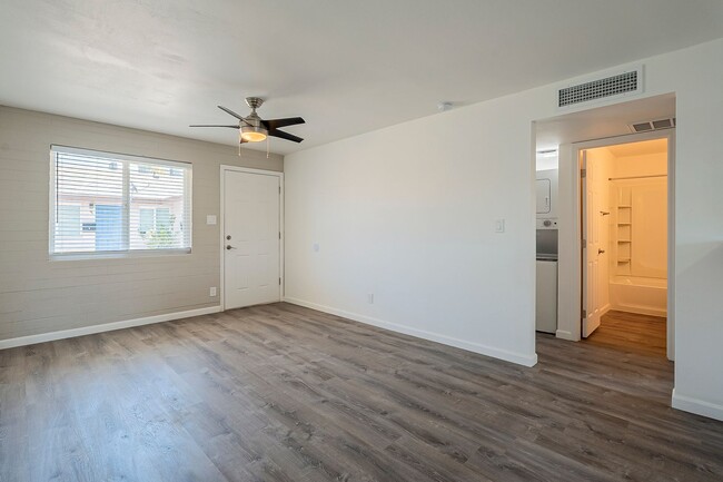 Building Photo - Renovated open floorplan