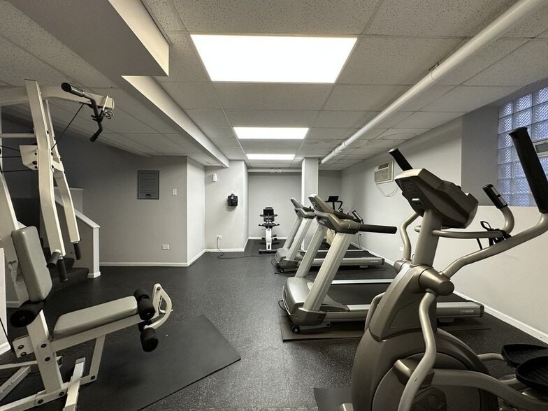 Building Photo - 914 W Dakin St