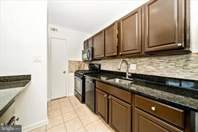 Building Photo - TOP FLOOR CONDO WITH QUIET VIEW