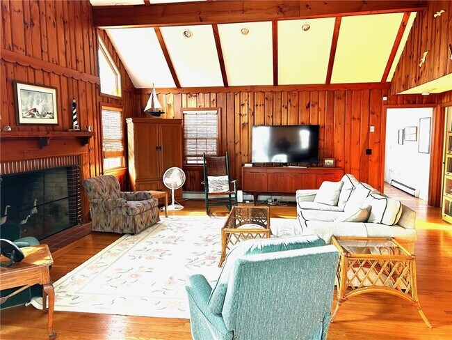 Building Photo - 123 Border Ave