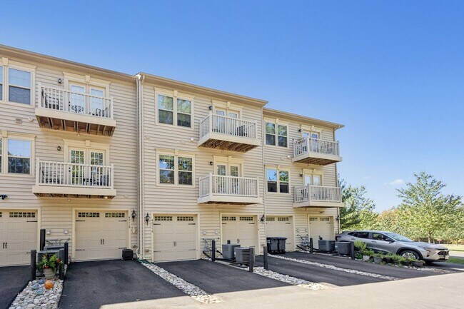 Building Photo - Welcome to this stunning 3-bedroom, 2.5-ba...