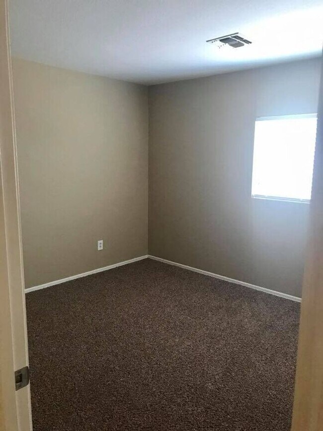 Building Photo - 3-bedroom, 2-bath on oversized lot