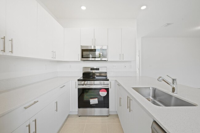 Building Photo - Brand new 3 bed 3.5 bath Townhouse with ya...