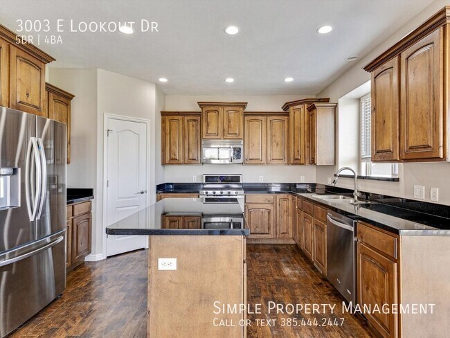 Building Photo - 3003 E Lookout Dr