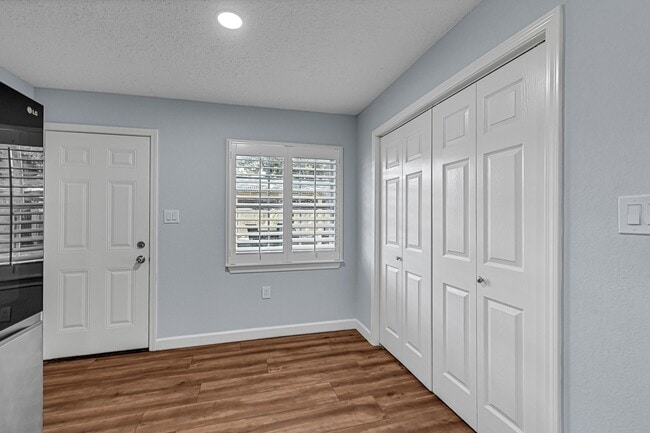 Building Photo - 1724 Elmview Dr