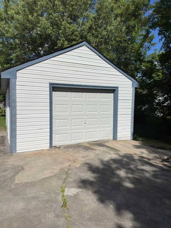 Building Photo - 1505 Homestead Rd