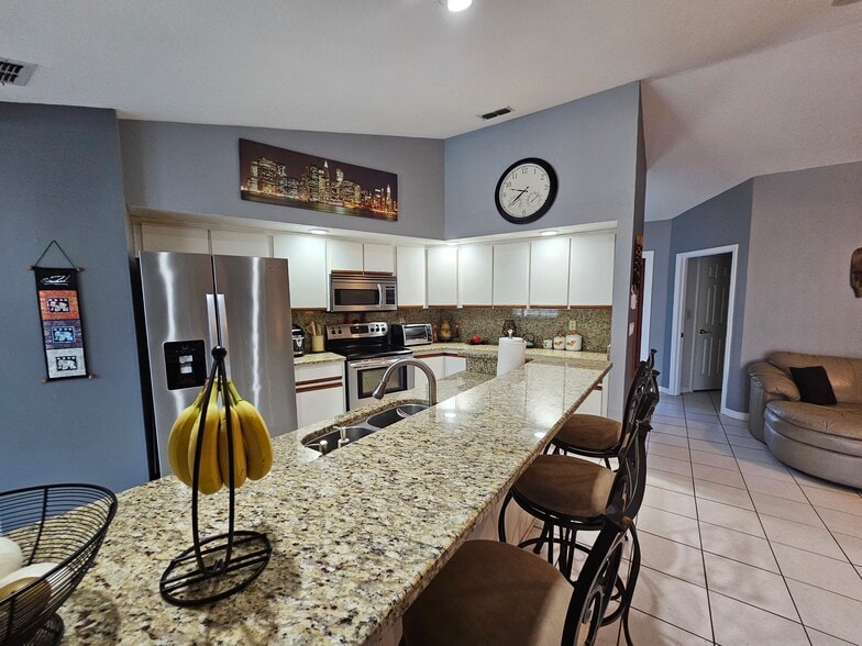 Building Photo - 2210 Bayou Dr