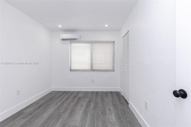 Building Photo - 6125 SW 40th Ct