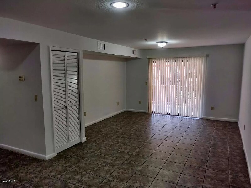 Building Photo - 1005 E 8th St