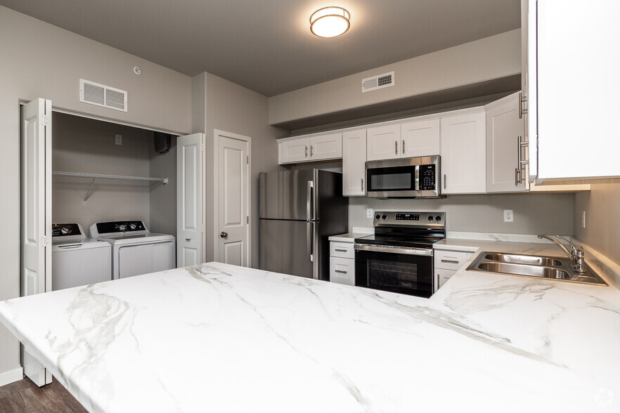 2BR, 2BA - 1,000 SF - Kitchen - Sycamore Suites