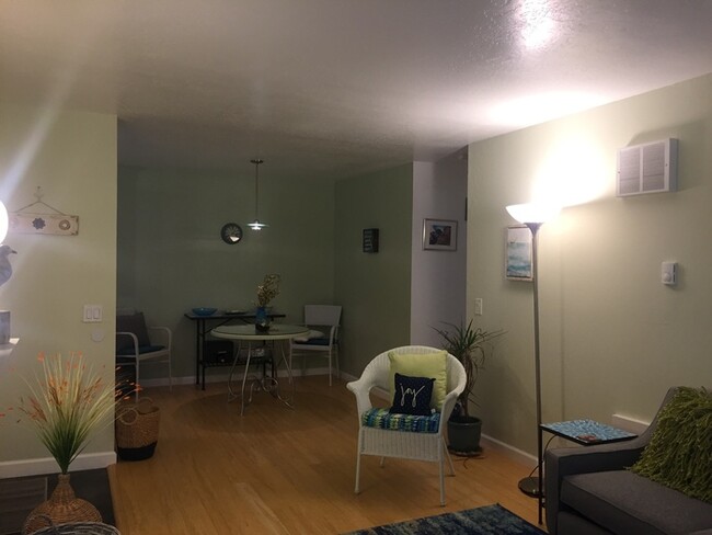 Building Photo - Fully Furnished One-Bedroom in Monterey!