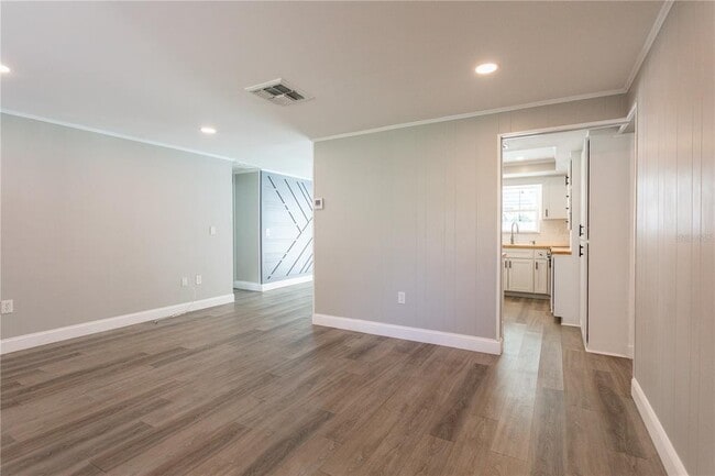 Building Photo - 2021 Valley Dr