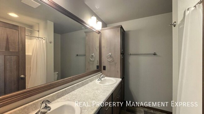 Building Photo - Modern 3 Bed, 2.5 Bath with Loft | Located...