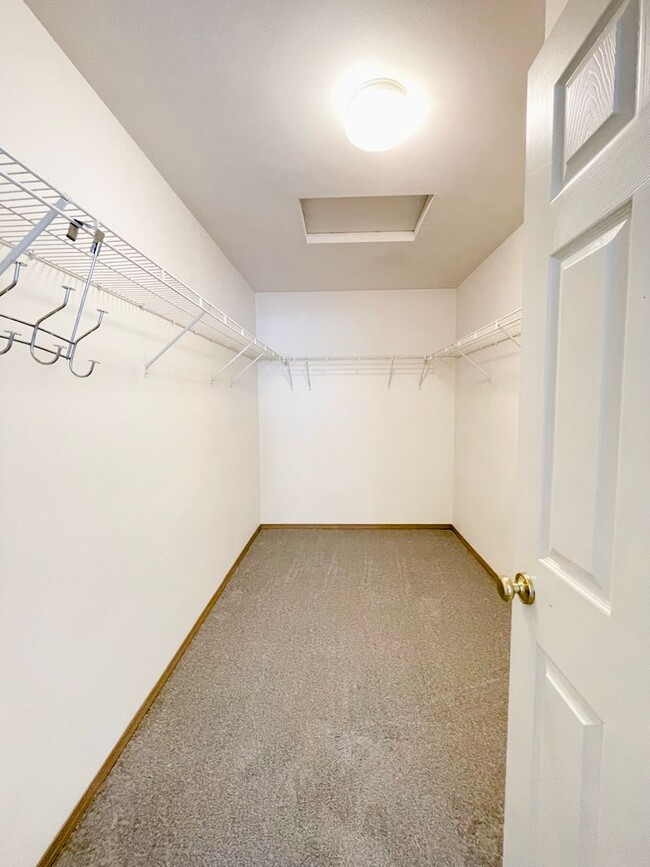 Building Photo - Bright Everett Home with 2-Car Garage(NEW PAINT AND CARPET)