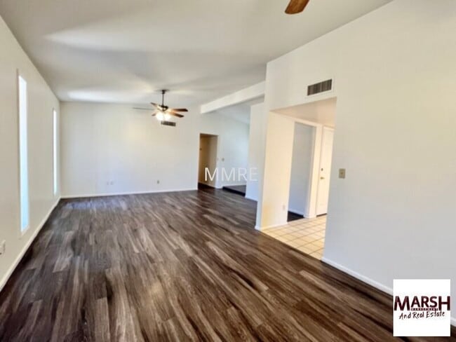 Building Photo - Great 3 bedroom home with large back yard ...