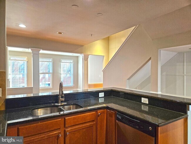 Building Photo - 12 S Regester St