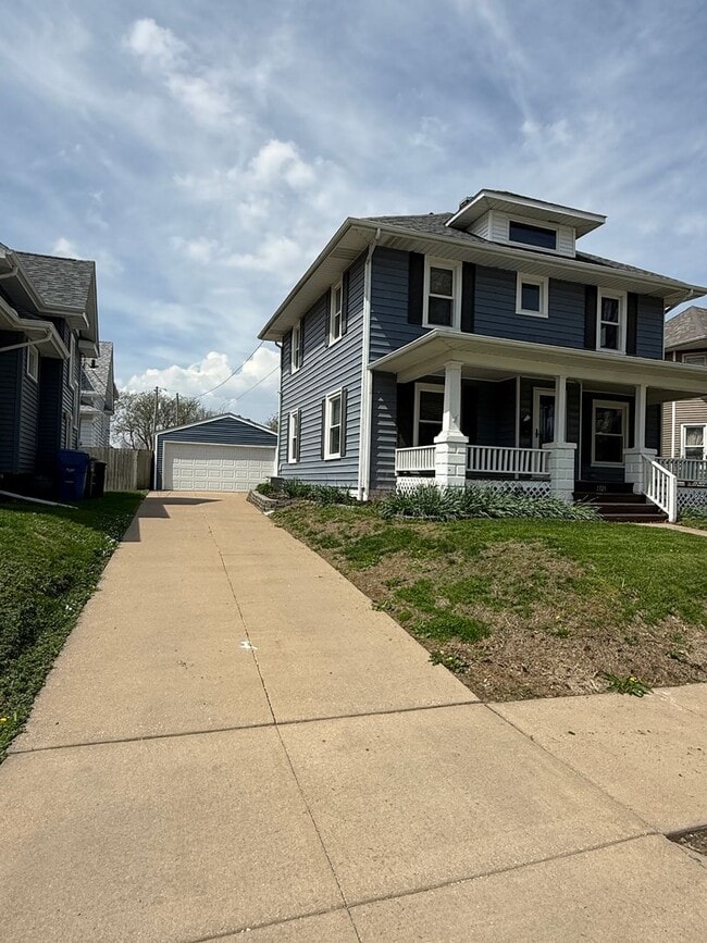 Building Photo - For Rent: Spacious 4-Bedroom Home in Moline, IL – $1,750/month