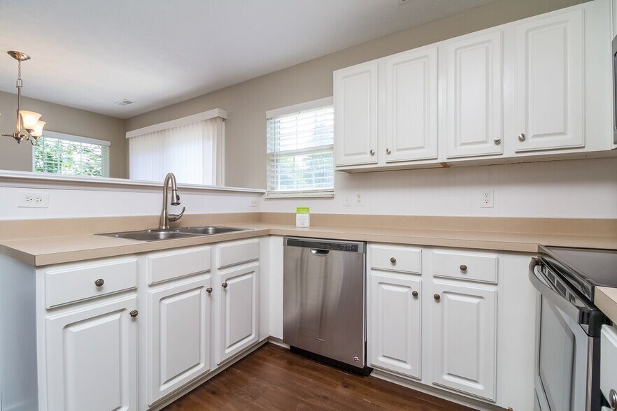 Building Photo - 2122 Loudenslager Dr