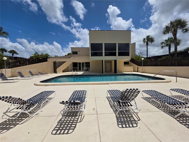 Building Photo - 13716 SW 90th Ave