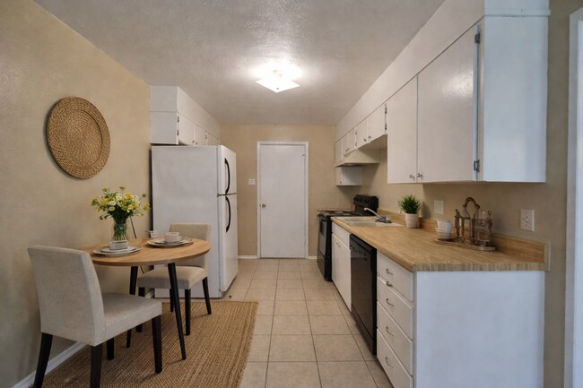 Building Photo - 606 Westview Cir